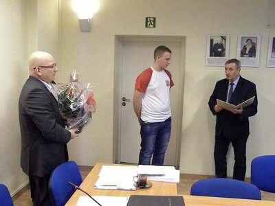 1 Dawid Hadamek otrzymał specjalny dyplom i kwiaty. 